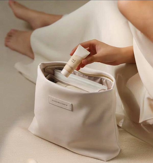 Lightweight makeup storage bag